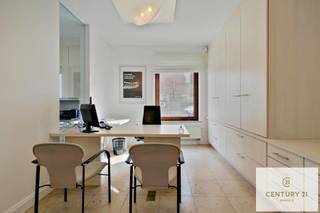 Op zoek naar een rendabele investering?Dit pand, gelegen in het hart van het bruisende Sint-Truiden, is dé opportuniteit die u niet mag missen.Het...