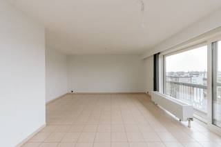 <p>Op de zevende verdieping van een verzorgde residentie ontdek je dit instapklare appartement. Het pand is centraal gelegen, met alle voorzieningen in de nabije omgeving.</p><p><strong>Het appartement bestaat uit</strong> een lichtrijke leefruimte – een praktisch ingerichte keuken voorzien van alle hedendaagse comfort – een badkamer met douchecabine, dubbele wastafel en aansluitingen voor wasmachine en droogkast - twee volwaardige slaapkamers en tot slot een ruime berging.</p><ul><li>Terras met prachtig uitzicht over Merksem</li><li>Autostaanplaats optioneel aan te kopen mits meerprijs</li><li>Conforme elektriciteit</li><li>Gunstige EPC (Label B)</li></ul>