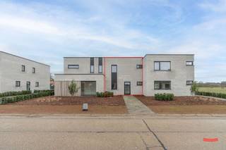 Het zoveelste nieuwbouwproject in Ravels, zeg je?<br /><br />Oké. Point taken. Maarrr soms heb je van die projecten die er echt wel uitspringen. <br />En dit is er zo eentje.<br /><br />Klinkt weer als het typische makelaarspraatje zeker? Niet dus.<br />Deze 7 nieuwbouwwoningen doen het namelijk net even wat anders dan anders:<br /><br />- Geen 7 smalle duplicaatjes naast elkaar, maar een eigentijdse architectuur die de landelijke omgeving niet verstoort. Een speelse indeling, maar met een hele mooie flow.<br /><br />- Deze aannemer zet graag de puntjes op de i. Van de hippe stalen deuren in de woonkamer tot de volledige aanleg van de voortuin; alles werd met oog voor detail afgewerkt. Een totaalplaatje dus.<br /><br />- Geen klassieke hoogbouw, maar een eigentijds interieur waar veel gespeeld wordt met licht en lucht.<br /><br />- Extreem energiezuinige afwerking, met warmtepomp, vloerverwarming én -koeling, zonnepanelen, hoogrendementsglas, topisolatie,… <br />Goed voor het milieu én voor je portemonnee.<br /><br />- Een absolute toplocatie: met de bossen letterlijk om de hoek - heb je dat uitzicht op de hertjes gespot? - maar ook op fietsafstand van de dorpskern van het mooie Ravels.<br /><br />Woning 6 is je favoriet, zeg je? Dat snappen we.<br /><br />Een tussenwoning met een bewoonbare oppervlakte van 154m². De (iets) kleinere variant, maar waarom zou je meer betalen voor ruimte die je niet nodig hebt? Verder heeft méér dan alles wat je nodig hebt: een grondoppervlakte van 366m², 3 slaapkamers en een carport met eigen berging achteraan op het perceel. Graag nog een 2de parkeerplaats erbij? No problemo, dat kunnen we voor je regelen.<br /><br />Staat dit stulpje hoog op je verlanglijstje, maar wil je stiekem graag ook 1 van de andere 7 woningen bezoeken? No worries, we zetten met plezier de deuren van alle huizen voor je open. <br /><br />Graag hierover meer weten? Bel ons, mail ons, schrijf ons.<br /><br />By the way: dit project wordt verkocht onder 21% BTW op de constructie, en 12% registratierechten op de grond.