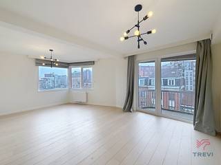 SCHAERBEEK: Vlakbij het Jubelpark en het Plaskyplein, appartement met 3 slaapkamers ±121m² in een recent gebouw.Op de 5e verdieping met lift:-...