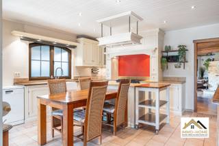 Deze ruime halfopen bebouwing ontvangt je in een grote inkomhal met gastentoilet en vestiaire. Zo treedt je binnen in een riante L-vormige leefruimte, bestaande uit een gezellige zithoek met haard en een grote eethoek. Aanpalend vinden we een heel ruime leefkeuken, waar er naast veel werk- en opbergruimte ook voorzien is een leuk eiland en een klassevol kookvuur. Het uitzicht naar de buitenzone vormt hier nog een bonus : een grote afsluitbare lounge loopt naadloos over in een heel leuke tuin, zodat je het jaar rond van het buitenleven kan genieten. Vooraan de woning vinden we ook een eerste slaapkamer terug, met aanpalend de badkamer met ligbad en douche. Rond de overloop op de eerste verdieping vinden we drie grote slaapkamers en een apart toilet. Opbergruimte is er in overvloed in een aantal aparte ruimtes, en uiteraard biedt de grote garage naast plaats voor een wagen nog extra ruimte. De laatste troef van deze woning vinden we terug in de tuin : een stijlvol ingewerkt zwembad zorgt ervoor dat zelfs de warmste dagen van het jaar aangenaam verlopen. Bezoekdag: 25/04 Inschrijven via mail naar stefan@immo-home.be, geen telefonische inschrijvingen! Volg ons op Fb en Insta. Voor meer info: www.immo-home.be. GRATIS SCHATTING &amp; GRATIS FINANCIEEL ADVIES