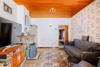 <p><span>DESTELBERGEN - Te renoveren halfopen bebouwing met 3 garages</span></p><p><span>Op een vlot bereikbare ligging in Destelbergen bevindt zich deze te renoveren halfopen bebouwing. De woning vormt de ideale basis voor wie op zoek is naar een lichtrijke woning met ruimte en het potentieel om deze volledig naar eigen woonwensen te vernieuwen. </span></p><p><span> </span></p><p><span>De belangrijkste troeven: </span></p><ul><li><span>Lichtrijke leefruimte</span></li><li><span>3 volwaardige slaapkamers</span></li><li><span>3 garages en ruime oprit</span></li><li><span>Halfopen bebouwing met renovatiepotentieel</span></li><li><span>Vlotte verbinding naar voorzieningen en invalswegen</span></li></ul><p><span> </span></p><p><span>Gelijkvloers: </span></p><p><span>Via de inkomhal betreedt u de leefruimte met lichtinval. Aansluitend bevindt zich de keuken met eetplaats. Verder beschikt het gelijkvloers over een badkamer en een kelderruimte. </span></p><p><span> </span></p><p><span>Verdiepingen: </span></p><p><span>Op de eerste verdieping bevinden zich twee ruime slaapkamers. De tweede verdieping herbergt een derde volwaardige slaapkamer. </span></p><p><span> </span></p><p><span>Buitenruimte: </span></p><p><span>De woning beschikt over een ruime oprit en maar liefst drie garages, wat zorgt voor uitzonderlijk veel parkeermogelijkheden en extra bergruimte. </span></p><p><span> </span></p><p><span>Belangrijk: </span></p><p><span>Richtprijs: 350.000 euro</span></p><p><span>EPC: F</span></p><p><span> </span></p><p><span>Bent u op zoek naar een renovatieproject met potentieel? Contacteer ons voor meer informatie of een bezoek ter plaatse. </span></p>