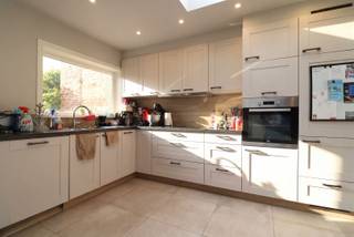 <p><span>Lichtrijke, fraai gerenoveerde woning te Beveren-Leie met zongerichte tuin. De woning omvat een inkom, kelder, ruime leefruimte met aansluitend volledig ingerichte nieuwe keuken (koelkast, oven, vitrokeramische kookplaat, dampkap, vaatwas,...), wasplaats, grote badkamer (ligbad, douche, dubbele wastafel en toilet), terras en leuke tuin. 1e verdiep: 3 volwaardige slaapkamers. Kleine garage (voor fietsen, moto, ...). Parkeergelegenheid voor de deur. Gunstige energiescore.</span></p>