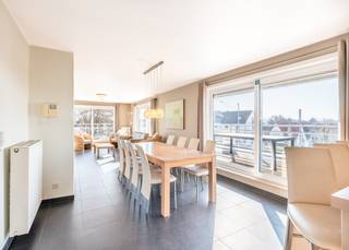 PRACHTIGE penthouse met zonnig terras en GROTE garagebox te koop.Dit unieke pand is gelegen in de jonge (2007) residentie Maeterlinck en bevindt zich...