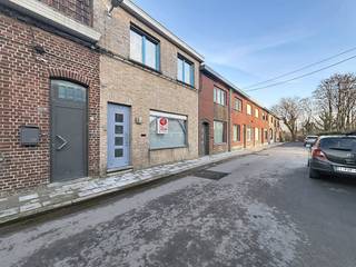 Ruime woning op een boogscheut van het centrum van Ieper. Tuin, terras en 3 slaapkamers zijn aanwezig. Indeling:Gelijkvloers: - Inkomhal -...