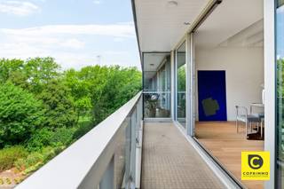 <p><span>Appartement spacieux et confortable de 2 chambres avec 2 terrasses !</span></p><p><span>Cet appartement regorge de potentiel et se trouve au 4e étage d'un immeuble avec ascenseur. Ses grandes terrasses offrent de belles vues dans un cadre calme et verdoyant. Vous bénéficierez d'un emplacement central sur la célèbre avenue Fruithoflaan, à proximité des commerces, des restaurants, des écoles, des parcs, des installations sportives, des transports en commun et des principaux axes routiers. L'appartement dispose d'une installation électrique conforme, d'un label EPC B avantageux et est en outre exempt d'amiante. Ne manquez surtout pas cette opportunité !</span></p><p><span> </span></p><p><span>Pièce à vivre &amp; e cuisine :</span></p><p><span>Vous accédez à l’appartement par le hall d’entrée équipé d’une porte de sécurité, d’un vidéophone et d’un vestiaire. Le salon est recouvert d’un parquet en bois massif, bénéficie d’une magnifique lumière naturelle, donne sur la verdure et peut, pendant les mois d’été, se transformer en prolongement de la terrasse. Les fenêtres donnant sur la façade ont d’ailleurs été entièrement remplacées en 2009 par des fenêtres à haute efficacité énergétique de qualité. La cuisine semi-ouverte est intégrée au salon et offre de belles possibilités pour une rénovation tournée vers l'avenir. Elle dispose de nombreux plans de travail et espaces de rangement, et est équipée d'une plaque vitrocéramique, d'une hotte aspirante, d'un lave-vaisselle et d'un double lavabo.</span></p><p><span> </span></p><p><span>Hall d'entrée, toilettes &amp; s et buanderie :</span></p><p><span>La verrière d’origine dans le hall de nuit est un élément d’ "qui attire agréablement le regard", tout comme les portes en bois "vintage" qui s’étendent jusqu’au plafond. Le hall abrite des toilettes pour invités avec lavabo, ainsi qu’une buanderie séparée dans le style mosaïque bien connu.</span></p><p><span> </span></p><p><span>Chambres, salle de bains &amp; et salle de douche :</span></p><p><span>Il y a deux grandes chambres (environ 13,5 &amp; 15 m²) qui donnent directement sur la terrasse à l’arrière. Votre intimité, votre repos nocturne ainsi qu’une vue magnifique sont garantis. L'appartement comprend non seulement une salle de bains avec baignoire/douche, double lavabo et WC séparé, mais aussi une salle de douche séparée avec lavabo et armoire de toilette. Les deux salles de bains sont bien sûr prêtes à l'emploi, mais offrent surtout de nombreuses possibilités pour de futurs travaux de rénovation.</span></p><p><span> </span></p><p><span>Terrasses, cave, garage &amp; t local à vélos :</span></p><p><span>Vous disposez d’une terrasse orientée ouest à l’avant et d’une terrasse tout aussi grande orientée est à l’arrière. Vous pouvez ainsi profiter à tout moment de la journée aussi bien du soleil que de l’ombre. Au total, vous bénéficiez d’environ 17,5 m² d’espace extérieur, offrant à chaque fois une belle vue. Une cave spacieuse et sèche est incluse. Une place de garage souterraine avec porte électrique et télécommande doit être achetée au prix de € 20 000. Dans le complexe de garages souterrains, les vélos peuvent toujours être rangés en toute sécurité et à l'abri de la pluie. </span></p><p><span> </span></p><p><span>Atouts supplémentaires :</span></p><p><span>- Mobiscore : 9,2/10</span></p><p><span>- 99 m² selon le PEB</span></p><p><span>- EPC B avantageux</span></p><p><span>- Installation électrique conforme</span></p><p><span>- Sans amiante</span></p><p><span>- Fenêtres à haut rendement thermique à l'avant</span></p><p><span>- Cave, garage fermé et local à vélos </span></p><p><span>- 2 terrasses avec une belle vue</span></p><p><span>- Porte de sécurité</span></p><p><span> </span></p>