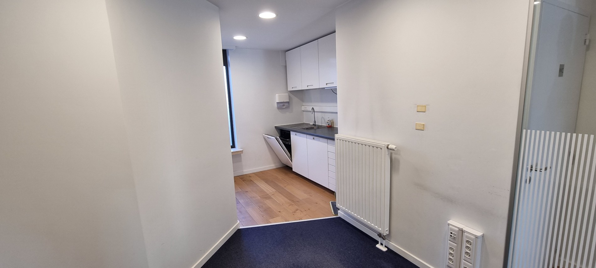 Gunstig gelegen handelspand in hartje Wommelgem - foto 4