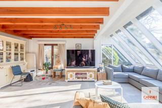 Deze goed onderhouden villa is gelegen in <strong>het rustige, groene en residentiële Mariakerke</strong> op wandelafstand van het openbaar vervoer en scholen. Verder ligt de woning op fietsafstand van winkels, het <strong>natuurdomein Claeys-Bouüaert en de Bourgoyen-Ossemeersen</strong>, en heeft een vlotte verbinding met de R4 en N9.<br /><br />U komt binnen via de inkomhal voorzien van een apart toilet en met toegang tot een bureauruimte, een slaapkamer en de leefruimte. Aansluitend aan de <strong>lichtrijke leefruimte </strong>vind je de keuken die beide uitzicht bieden op de prachtige tuin. Op het eerste verdiep vind je drie slaapkamers en een badkamer met douche/bad en toilet.<br /><br />Een extra troef is de ruime <strong>inpandige garage en carport.</strong><br /><br />Wenst u deze villa met <strong>vier slaapkamers</strong> te bezoeken? Aarzel niet ons te contacteren voor het maken van een afspraak 09 278 88 88 <br /> 