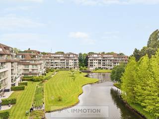 Residentie "Domein De Steelander" biedt een uniek woonproject, gelegen in een weelderig domein van 2,2 hectare met een prachtig uitzicht op een vijver van 5000 m², omgeven door majestueuze bomen van meer dan 40 jaar oud.<br /><br />Dit exclusieve project omvat 4 residenties, elk gekenmerkt door een verfijnde villa-architectuur.<br /><br />In fase 3 stellen wij met trots de laatste en meest exclusieve penthouse voor, compleet met een ruim terras en een adembenemend uitzicht op de vijver en het groen, ver weg van alle drukte en verkeer.<br /><br />De indeling van deze penthouse is doordacht en luxueus.<br />Bij binnenkomst wordt u verwelkomd in een ruime inkomhal met directe toegang vanuit de lift, een vestiaire en een overvloed aan natuurlijk licht.<br />De grote living is verdeeld in een gezellige zithoek met een gashaard en een aparte eetplaats, allemaal uitkijkend op het weidse terras.<br />De open keuken is volledig uitgerust en heeft een aanpalende berging.<br />Een nachthal leidt naar het gastentoilet, de master bedroom met dressing en een luxe badkamer met ligbad en douche, evenals een terras.<br />Een tweede slaapkamer beschikt over een eigen douchekamer, dressing en terras.<br />Terwijl een derde slaapkamer of bureau toegang heeft tot een eigen terras.<br /><br />Deze exclusieve penthouse wordt volledig instapklaar opgeleverd, inclusief volledige schildering, gordijnen en lichtarmaturen.<br /><br />Daarnaast bestaat de mogelijkheid tot aankoop van een garage en berging in de kelderverdieping :<br />- Enkele garagebox aan 45.000 EUR ;<br />- Dubbele garagebox aan 75.000 EUR ; <br />- Aparte bergingen : 5000 à 7000 EUR.<br /><br />Voor een persoonlijke afspraak of meer informatie kunt u rechtstreeks contact opnemen met Christophe 0497 41 37 37.