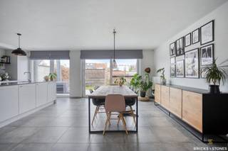 Wie op zoek is naar een recente, energiezuinige gezinswoning met een moderne uitstraling en een doordachte indeling, voelt zich hier meteen thuis. Deze halfopen woning, gebouwd in 2019, combineert hedendaags wooncomfort met kwalitatieve afwerking en een aangename lichtinval.<br /><br />We betreden de woning via een verzorgde inkomhal met gastentoilet, die meteen toegang geeft tot de leefruimte. De open leefruimte baadt in het licht dankzij de grote raampartijen en biedt een aangename connectie met de tuin. De keuken met eiland sluit naadloos aan op de eetplaats en zithoek en is uitgerust met kwaliteitsvolle Miele toestellen.. Aansluitend bevindt zich een praktische berging met aansluiting voor wasmachine en droogkast;<br /><br />Op de eerste verdieping bevinden zich drie good-sized slaapkamers (ca. 16 -14-14 m²) en een strakke badkamer uitgerust met zowel bad als douche en dubbele wastafel. De indeling is hier perfect afgestemd op een gezin, met voldoende ruimte en privacy voor iedereen.<br /><br />De tweede verdieping biedt een volwaardige master bedroom afgewerkt met maatwerk, en bijkomende bergruimte/technische ruimte. <br /><br />Buiten geniet u van een private tuin en een praktische carport naast de woning, wat zorgt voor comfortabel parkeren op eigen terrein.<br /><br />De woning werd gebouwd met oog voor detail, een strakke, tijdloze gevel en duurzame materialen, gecombineerd met een energiezuinige bouwkwaliteit. Dankzij de aanwezigheid van zonnepanelen én thuisbatterij wordt niet alleen het energieverbruik beperkt, maar bent u ook voorbereid op de toekomst.<br /><br />Gelegen in een rustig woonerf in Sint-Katelijne-Waver, met een vlotte verbinding naar Mechelen en Antwerpen en alle voorzieningen zoals winkels, scholen en openbaar vervoer in de directe omgeving, biedt deze woning het perfecte evenwicht tussen rust en bereikbaarheid.<br /><br />Ideaal voor wie op zoek is naar een instapklare woning waar u zorgeloos kunt wonen met uw gezin - must visit!