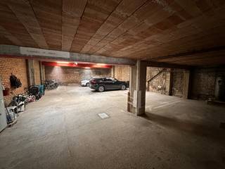  * Overdekte parkeerplaat (nr 1)  gelegen in de Frans Musinstraat, vlakbij de bibliotheek. * Afmeting: 5,11 x 2,52 * Maximale hoogte: 1,78...