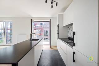 PARKLANE - TOUR & TAXIS: Dit mooi appartement is gelegen op de vierde verdieping van een nieuwbouwcomplex met lift en biedt de perfecte locatie...