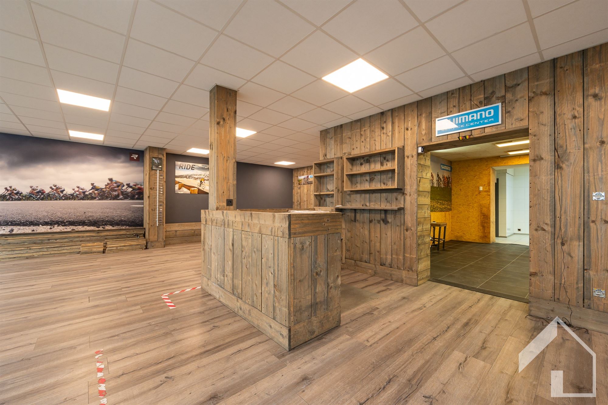 Gelijkvloers handelspand (300m2) + groot gerenoveerd appartement van 137m2 - foto 4