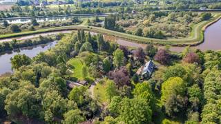 Gerenoveerde villa op het prachtig domein Hof Van Lachenen te Lier.<br /><br />Algemeen:<br />- Op het domein zijn 2 villa's gelegen<br />- Het betreft hier de gerenoveerde villa (ca 451m²) <br />- Unieke omgeving in Lier<br />- Gelegen naast de Nete van Lier en is een oase van rust<br />- Prachtige zichten op het water<br />- Gemeenschappelijke oprijlaan<br />- Opgesplitst perceel, bij deze villa hoort ca. 18.499 m² grond<br /><br />De villa is gebouwd in 1969 en is deels gerenoveerd in 2014. De charme en het unieke zicht op een grote vijver maken van deze woning een echte parel. De villa beschikt over 5 slaapkamers en 3 badkamers en wordt momentele verhuurd. De totale bewoonbare oppervlakte van deze villa is ca. 451 m².<br /><br />Een share deal is bovendien ook mogelijk.