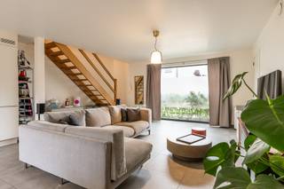 Instapklare woning gelegen in een rustige eenrichtingsstraat in het hartje van Heusden. Op wandelafstand van de bakker, slager, winkel, scholen, ... De indeling van de woning is de volgende: inkomhal met vestiaire, toilet, berg/wasplaats. Verder is er een ruime woonkamer en open leefkeuken (toestellen: kookplaat, dampkap, vaatwasser, microgolfoven, koelkast met vriesvak). Deze geeft toegang tot de zonnige tuin! Op de eerste verdieping zijn er drie ruime slaapkamer, apart toilet, en een badkamer met ligbad, aparte douche en dubbele lavabo. Ook is er nog een grote bergzolder. De woning is verder voorzien van vloerverwarming op het gelijkvloers, ventilatiesysteem in geheel de woning, en aansluiting regenwater voor toilet en wasmachine. Mogelijkheid tot het bijkopen van een autostaanplaats aan 20.000 euro. Aandeel kosten basisakte voor de koper. Vrij op 01/08/26