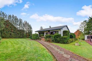 [[ DIT PAND NEEMT DEEL AAN DE ERA OPEN HUIZEN DAG OP 14/3 VAN 16:00 TOT 17:00 ]]
<p><strong>Landelijk gelegen te renoveren bungalow op een royaal perceel van 28a 60ca in woongebied. </strong></p><p>Bekijk de woning hier alvast volledig virtueel zowel binnen als buiten.</p><p><u>Indeling</u>:</p><p><u>Gelijkvloers</u>: Inkomhal welke toegang geeft tot de woonkamer met aansluitend de keuken met eethoek. Via de achtersas met kleine bergruimte komt in de veranda welke een prachtig overzicht geeft over de tuin. Aan de rechtse kant van de woning kan u via de nachthal naar de 2 slaapkamers en de badkamer met apart toilet.</p><p>Afzonderlijke garage.</p><p><u>Extra troeven</u>:</p><ul><li>Rustige straat.</li><li>Vlakbij centrum Schoonderbuken en op 3,5km van het centrum van Scherpenheuvel met al zijn voorzieningen. Winkels, scholen, ontspanning,...</li><li>Nabij oprit E314.</li><li>Gelijkvloers wonen.</li><li>Mooie breed en diep terrein.</li><li>Beide percelen zijn gelegen binnen het woongebied.</li></ul><p><strong>Bel voor een vrijblijvend bezoek 016/ 64.03.21 of kijk ook op </strong><strong>www.era.be/janssens</strong><strong>!</strong></p>