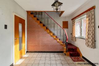 Deze te renoveren woning, gebouwd in 1960, is gelegen op een ruim perceel van 39a 16ca en heeft een bewoonbare oppervlakte van 146m².INDELING...