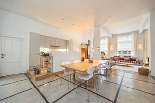 Wonen in een loft in de TheaterbuurtVerborgen achter de stad, op wandelafstand van het Theaterplein, ontvouwt zich een plek waar licht en stilte de...