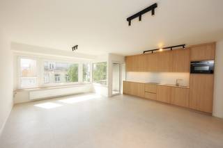 Dit volledig gerenoveerde appartement is gelegen in de Alfons Pieterslaan 59 te Oostende, op een absolute toplocatie in het centrum van de stad.In de...