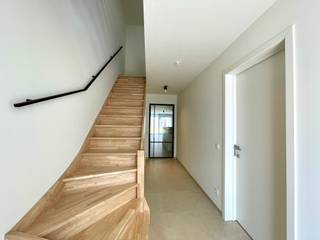 <p>Op een uiterst gunstige en centrale ligging in Oostakker vinden we deze moderne en zeer energiezuinige nieuwbouwwoning. De woning is gelegen vlak bij de dorpskern én met een vlotte verbinding naar de R4, waardoor zowel lokale voorzieningen als belangrijke invalswegen snel bereikbaar zijn.</p><p> </p><p>De woning combineert hedendaags wooncomfort met een uitstekende energieprestatie dankzij onder meer een warmtepomp en zonnepanelen.</p><p> </p><p>Op het gelijkvloers bevindt zich een ruime en lichtrijke woonkamer met aansluitend de moderne keuken. De leefruimte biedt directe toegang tot het terras en de aangename tuin – de ideale plek om heerlijk te ontspannen. Een extra troef is de ruime berging, ideaal voor het stallen van fietsen en extra opslagruimte.</p><p> </p><p>Op de verdieping bevinden zich 2 volwaardige slaapkamers en een comfortabele badkamer. </p><p> </p><p>Op de tweede verdieping bevindt zich een 3e slaapkamer alsook een technische ruimte/extra berging.</p><p> </p><p>Troeven:</p><ul><li><p>Moderne nieuwbouwwoning</p></li><li><p>Zeer energiezuinig wonen</p></li><li><p>Warmtepomp en zonnepanelen</p></li><li><p>3 slaapkamers</p></li><li><p>Ruime en lichtrijke woonkamer</p></li><li><p>Terras en aangename tuin</p></li><li><p>Grote (fietsen)berging</p></li><li><p>Centrale ligging vlak bij de dorpskern</p></li><li><p>Vlotte verbinding naar de R4</p></li></ul><p>Huurprijs: € 1.500/maand</p><p> </p><p>Bent u op zoek naar een comfortabele, moderne en energiezuinige woning op een strategische ligging? Dan is deze woning zeker een bezoek waard!</p><p><strong>Een bezoek kan uitsluitend worden aangevraagd via onze website: http://www.vastgoeddevos/te-huur, klik het pand aan en klik vervolgens op "Maak een afspraak".</strong></p><p> </p><p> </p>