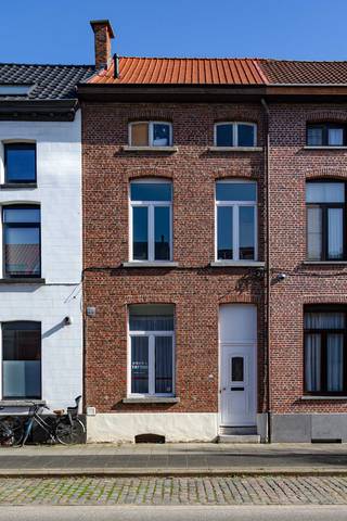 Grotendeels gerenoveerde woning net buiten het centrum van MechelenDeze grotendeels gerenoveerde woning ligt in een zeer rustige straat, op slechts...