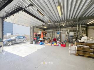 Recent bedrijfsgebouw met INSTAPKLARE RUIME woonst met 4 à 5 slpks + praktijkruimte, geschikt voor vele doeleinden!<br /><br /><strong>INDELING:<br /><u><em>Gelijkvloers :</em></u></strong><br />Winkelruimte met voordeur aan straatzijde (22m2) + aanpalend bureel (36m2) - magazijn (300m2) - buitenopslag.<br /><br />Inkomhal privé met voordeur aan zijkant van het gebouw - ruime LICHTRIJKE living (met houtkachel) - volledig ingerichte open keuken (O.a. met fornuis, dampkap, heteluchtoven, microgolfoven, frigo en vaatwasmachine) - aanpalend ruim bureel/kan tevens als 5de slaapkamer gebruikt worden - ruime wasplaats (met voorzieningen voor wasmachine en droger) - afzonderlijk gastentoilet (met lavabo) - badkamer (O.a. met dubbel lavabomeubel, ligbad én douche) - dressing - volledig omheinde tuin met ZUIDgericht terras en 2de zonneterras (met jacuzzi).<br /><br /><u><em><strong>Eerste verdieping:</strong></em></u><br />Ruime nachthal/hobbyruimte/sportruimte - 4 RUIME slaapkamers (18m2, 19m2, 22m2 en 23m2) - 2de badkamer (O.a. met lavabomeubel, toilet en voorzieningen voor douche) - toilet - ruime berging - mogelijkheid voor ruim overdekt zonneterras.<br /><br /><br /><u><strong>AFWERKING: </strong></u>Staalconstructie met volledige overspanning (15m), betonpanelen, gewapende en geïsoleerde betonvloer, plat dak, elektrische sectionaalpoort, glaspartijen voorzien in de voorgevel en aluminium schrijnwerk.<br /><br /><u><strong>BESTEMMINGSMOGELIJKHEDEN: </strong></u>opslag, productie, ambachten, GEEN horeca.<br /><br /><u><strong>NUTSVOORZIENINGEN: </strong></u>Regenwater, aardgas, elektriciteit (3 x 400V).<br /><br /><u><strong>LIGGING: </strong></u>Centrale ligging in West-Vlaanderen, vlotte verbinding naar kust en binnenland.<br /><br /><u><strong>Opmerkingen:</strong></u><br />- ENERGIEZUINIGE woning:; Energielabel A (79 kWh/m2)!<br />- Onmiddellijk instapklaar.<br />- Bewoonbare oppervlakte: 440m2!<br />- Magazijn: 300m2<br />- Het buitenterrein verhard in beton.<br /><br />Aarzel zeker niet om ons te contacteren voor verdere info mbt dit prachtige pand: 050/70.01.02 - info@centro.be.