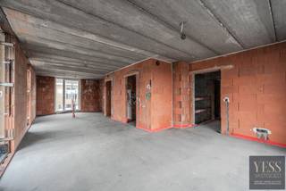 <h3>Lichtrijk duplex appartement met 3 slaapkamers en 2 parkings</h3>
<p>💡 <strong>Aankoop aan 6% btw mogelijk, mits voldaan wordt aan de voorwaarden.</strong></p>
<p>Ruime en lichtrijke duplex appartement met een <strong>NETTO bewoonbare oppervlakte van maar liefst 107 m²</strong>.</p>
<ul>
<li><strong>1 slaapkamer op het gelijkvloers</strong></li>
<li><strong>2 slaapkamers op de verdieping</strong></li>
<li><strong>Terras 16 m²</strong></li>
</ul>
<p>Dankzij de royale raampartijen en de doordachte indeling geniet u hier van een aangename, open en comfortabele woonbeleving.</p>
<p>Extra troef: bij het appartement horen <strong>2 privatieve parkeerplaatsen</strong>, zijnde <strong>parking P1 (met laadpaal) en P6</strong>.<br /><br />Prijs appartement + 1 staanplaats P1 = 325.000€ (excl. kosten) + P6 = 9000€ (excl. kosten).</p>
<p>Een ideale woonopportuniteit voor gezinnen, koppels of investeerders die op zoek zijn naar ruimte, functionaliteit en comfort.</p>
<p><strong>Interesse? Contacteer ons voor meer informatie of een bezoek ter plaatse.</strong><br />☎ 050 33 59 03<br />✉ info@yess-vastgoed.be</p>