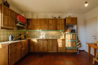 <strong>Verrassend ruime woning met 5 slpk, bdk en tuin gelegen op een goede locatie nabij het centrum met vlotte uitvalswegen. EPC 312 kWh/m² Epeil D, elektriciteit = niet conform<br /><br />Ligging: </strong>Uiterst rustig en goed gelegen op slechts enkele minuten van het centrum. Uitvalswegen, openbaar vervoer, winkels en E34 zeer vlot bereikbaar.<strong><br /><br />Indeling: -1:</strong> Kelder <strong>0:</strong> Inkomhal - leefruimte - eetkamer - keuken - wasplaats - berging - terras - tuin <strong>+1</strong> 3 slaapkamers - badkamer <strong>+2 </strong>bergruimte - slaapkamer - slaapkamer met opbergzolder<br /><br /><strong>Omschrijving: </strong>Verrassend ruime gezinswoning met 5 slaapkamers en tal van mogelijkheden. Achter deze gevel schuilt een bijzonder royale indeling met maar liefst 5 slaapkamers, ideaal voor grote gezinnen, samengestelde gezinnen, thuiswerken of hobbies.<br />De woning beschikt over een leuke tv-kamer aan de voorzijde van de woning. Aansluitend de ruime eetkamer met keuken en zicht op de tuin bieden deze ruimtes voldoende berg- en werkruimte. Op de 1e verdieping vinden we 2 ruime slaapkamer, 3e slaapkamer en badkamer voorzien van toilet en douche in zitbad.<br />Op de 2e verdieping vinden we een 4 slaapkamer en 5e uiterst ruime kamer voorzien met een zolderruimte waar nog tal van mogelijkheden liggen. Op vlak van duurzaamheid kende deze woning reeds een vooruitgang. Zo werd er een nieuwe CV ketel geplaatst (2018), werden er 7 zonnepanelen voorzien (2020), werd het dak reeds geïsoleerd met +/- 8cm (2018) en werden de ramen mee vernieuwd (2022) alsook de riolering.<br /><br />Kortom: een verrassend ruime woning, goed onderhouden, instapklaar en biedt deze woning nog tal van mogelijkheden!<br /><br /><strong>Bijzonder informatie in aanvraag.</strong>