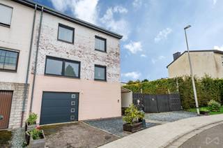 We Invest Sud-Luxembourg vous présente cette charmante maison bel-étage trois façades, située dans un quartier calme et résidentiel d’Arlon...