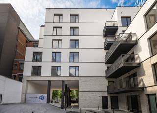 <p><span><strong>BRUSSEL </strong></span>– Ontdek in de Sint-Katelijnewijk, gelegen aan de Hoeksekaai, binnen het nieuwe UNIQ-project, binnenparkeerplaatsen te koop in deze beveiligde residentie.<br />Gemakkelijke toegang via een automatische poort, hoge plafonds, vlotte doorstroming en comfortabele manoeuvreerruimte. Deze parkeerplaatsen zijn perfect geschikt voor standaardvoertuigen.<br />Een zeldzame troef in een wijk in volle ontwikkeling, waar de vraag groot blijft. Of u nu gemakkelijk wilt parkeren in een dynamische buurt of wilt investeren in een pand met een lage instapprijs, deze kans combineert functionaliteit en rendement. Ideaal voor omwonenden, vrije beroepen, bewoners of investeerders die op zoek zijn naar een stabiel rendement.</p>