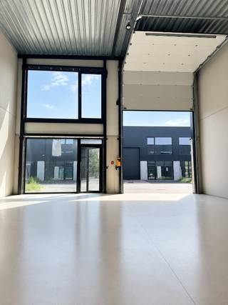 <p>Te huur: KMO UNIT te Elverdinge, gelegen aan de Veurnseweg, op een strategische locatie nabij invalswegen en in een KMO-zone.</p><p><br /></p><p>De omgeving is ideaal voor ondernemers die willen profiteren van een commerciële locatie met vlotte bereikbaarheid. Het pand is ontworpen voor diverse handelsactiviteiten en biedt een solide basis om uw zaak te laten groeien.</p><p><br /></p><p>Belangrijkste ruimtes:<br />• Open handelsruimte met grote raampartijen voor optimale lichtinval en zichtbaarheid.<br />• Opslag- of werkruimte geschikt voor voorraad of productie.<br />• Parkeerplaats voor klanten en leveranciers.</p><p><br /></p><p>Troeven:<br />• Nieuwbouw (2025) – klaar voor eerste ingebruikname.<br />• Zichtlocatie langs een drukke verbindingsweg.<br />• Gelegen in een KMO-zone met goede bereikbaarheid.</p><p><br /></p><p>Neem vandaag nog contact op met uw ERA-makelaar voor een bezoek.</p><p><br /></p><p>JOUW DROOMHANDELSPAND. ZO GEVONDEN!</p>