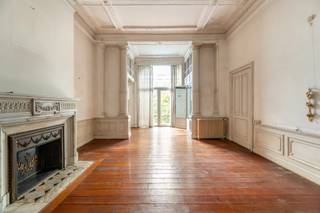 Doe een bod vanaf 760.000 euro.<br /><br />Ideaal gelegen aan de Quai de Rome, in de directe nabijheid van het historische centrum van Luik en de wijk Guillemins, ontwikkelt dit elegante herenhuis een architectonisch karakter dat typerend is voor het einde van de 19e eeuw. Gebouwd over vijf niveaus en bediend door een lift, biedt het opmerkelijk potentieel voor een residentieel of gemengd renovatieproject, met 6 slaapkamers (mogelijkheid tot 8), 3 badkamers, 2 keukens.<br /><br />De gevel van steen en baksteen, met hoge openingen en een centraal balkon, getuigt van de verfijning van een tijd waarin elk detail betekenis had. Binnenin strekken de royale volumes zich uit over meerdere lichte verdiepingen, met geprofileerde plafonds, oude marmeren schouwen en originele patroonvloeren. De lay-out draait om een prachtige centrale trap en een bestaande liftkoker. Achteraan verlengt een intieme tuin op het zuiden aangenaam de ontvangstruimtes. Een prachtige garage, zeldzaam in het stadscentrum, maakt het geheel compleet.<br /><br />De structurele en decoratieve elementen bieden een solide basis voor een eigentijdse renovatie met respect voor het erfgoed. Talrijke mogelijkheden voor inrichting naar behoefte: gezinswoning, representatieve kantoren of vrij beroep.<br /><br />Technische specificaties: solide structuur, lift, individuele verwarming, volledige kelder, geïntegreerde garage, aangelegde tuin, directe nabijheid van openbaar vervoer, scholen en winkels.<br /><br />Elk bod is onderworpen aan de uitdrukkelijke goedkeuring van de eigenaars, die als enigen gemachtigd zijn om te verkopen.