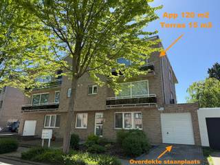 In een rustige residentiële buurt biedt dit ruim appartement van 115 m2 :<br /><br />✅ ruime en lichtrijke living van +/- 40 m2<br />✅ Grote ingerichte keuken met eethoek<br />✅ Voldoende opbergruimte<br />✅ 3 slaapkamers<br />✅ Twee toiletten<br />✅ Groot terras met panorama<br />✅ Instapklaar<br />✅ EPC Label <b>B</b><br /><b>✅ </b>Ondergrondse staanplaats en kelder<br />✅ Airco installatie<br />✅ Lift<br /><span><br />Een top aanbieding in zijn segment</span>