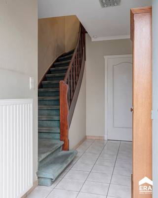 [[ DIT PAND NEEMT DEEL AAN DE ERA OPEN HUIZEN DAG OP 14/3 VAN 11:00 TOT 12:00 ]] In een doodlopende straat in het mooie en rustige <strong>Schoonbeek</strong> vinden we deze halfopen bebouwing. Hier woon je in alle rust, met de nodige voorzieningen binnen handbereik: zo vind je in de nabije omgeving een apotheek, bakkerij, huisarts én bereik je op slechts 7 km het centrum van Bilzen en de oprit van de E313. <br /><br />Bij het betreden van de woning kom je terecht in de <strong>inkomhal</strong>. Deze geeft toegang tot de <strong>woonruimte</strong>, alsook de <strong>keuken</strong>. Vanuit de keuken heb je uitzicht op de prachtige, ruime tuin. Op het gelijkvloers bevindt zich tevens nog een <strong>berging</strong> (met aansluiting voor wasmachine en droogkast) en een apart <strong>toilet</strong>.<br /><br />Op de bovenverdieping beschik je over <strong>drie slaapkamers</strong> en een <strong>badkamer</strong> (voorzien van een douche en enkele wastafel in meubel).<br /><br />Buiten geniet je volop van het ruime perceel van maar liefst <strong>16 are 37 ca</strong>, een ware troef!<br />De woning beschikt over een ruime oprit en <strong>garagebox</strong>, ideaal voor de wagen of als extra stockageruimte. Achteraan vind je een groene tuin met daarachter nog <strong>ca.</strong><strong> 60 meter bos</strong>.<br /><br /><strong>Troeven:</strong><br />- EPC D, dus géén renovatieverplichting<br />- Verwarming op de alle kamers<br />- Rolluiken<br />- Woning met heel wat mogelijkheden<br />- Rustige straat in een aangename buurt<br />- Ruim perceel met veel groen<br /><br /><strong>Klaar om van deze woning jouw warme thuis te maken? Neem dan snel contact op via 089 69 59 59 of via dries@eraconnect.be en wij helpen je graag verder!</strong>