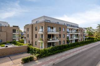 Welkom in Domein Beverhof, een uniek woonproject op een groene en strategische locatie in de rand van Beveren-Roeselare.<br /><br />Hier geniet u van de perfecte combinatie tussen rust, comfort en bereikbaarheid. Het project bevindt zich vlakbij het centrum van Beveren en op korte fietsafstand van het station en de bruisende binnenstad van Roeselare. Dankzij de nabijheid van belangrijke invalswegen en de snelle verbinding met de E403 via de Beversesteenweg, bereikt u vlot elke bestemming.<br /><br />Dit stijlvolle gelijkvloerse appartement biedt u bovendien het comfort van twee aangename terrassen, waar u optimaal kunt genieten van de buitenruimte.<br /><br />De praktische en doordachte indeling omvat een inkomhal met gastentoilet, een lichtrijke leefruimte met een volledig uitgeruste open keuken, een ruime berging, twee slaapkamers, twee badkamers en zonnige terrassen. De open leefkeuken vormt hierbij een echte blikvanger en zorgt samen met de grote raampartijen voor een warme en uitnodigende woonbeleving.<br /><br />Vanuit het appartement is er een vlotte verbinding naar de ondergrondse garageverdieping, waar de privatieve garages zich bevinden.<br /><br />Dankzij de kwalitatieve afwerking, duurzame materialen en hedendaagse technieken geniet u hier van een optimaal wooncomfort. De combinatie van een lucht-water warmtepomp, doorgedreven isolatie en een performant ventilatiesysteem zorgt bovendien voor een energiezuinige en toekomstgerichte woning.<br /><br /><strong>Nieuwbouw aankopen aan slechts 6% btw?</strong><br />Dit is uw kans om te investeren in een comfortabel en energiezuinig appartement op een uitstekende locatie.<br /><br />Ontdek zelf de troeven van dit prachtige appartement en plan vandaag nog uw bezoek via 051 | 201.400.