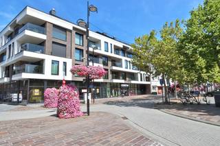 <p>Op zoek naar een zéér ruim en energiezuinig appartement met ondergrondse parking en kelderberging in hartje Beveren?<br /><br />Op de Grote Markt bevindt zich dit ruime duplexappartement uit 2020, met maar liefst 146,15 m² bewoonbare oppervlakte. Met drie slaapkamers, twee badkamers, twee terrassen van samen 19,97 m² en EPC-label A combineert het appartement een royale indeling met hedendaags wooncomfort en een centrale ligging.<br /><br />Het appartement strekt zich uit over de vierde en vijfde verdieping. Op de vierde verdieping komt u binnen via de ruime inkomhal, die toegang geeft tot de verschillende vertrekken. De royale leefruimte met open keuken vormt met haar oppervlakte van ruim 50 m² het hart van het appartement en biedt volop ruimte voor een comfortabele woon- en eetkamer.<br />De open keuken is praktisch en verzorgd ingericht en beschikt over een ziteiland met composieten werkblad, veel kastruimte en kwalitatieve toestellen van Miele. <br />Vanuit de leefruimte heeft u rechtstreeks toegang tot het zonnige terras van 13,35 m², een aangename uitbreiding van de woonruimte.<br /><br />Deze verdieping beschikt tevens over een eerste slaapkamer met ensuite badkamer en toegang tot het tweede terras. Daarnaast zijn er nog een praktische wasberging en een apart gastentoilet voorzien.<br /><br />Via de stijlvolle vaste trap bereikt u de vijfde verdieping. Hier bevinden zich een bureau, dat eveneens als tweede slaapkamer kan worden ingericht, en een derde slaapkamer. Deze laatste geeft toegang tot een zolder/dressing en biedt zo bijkomende praktische ruimte. De tweede badkamer is uitgerust met een douche, lavabo en toilet. Dankzij deze indeling beschikt het appartement over drie volwaardige slaap- of werkruimtes en twee badkamers, verdeeld over beide verdiepingen.<br /><br />Op technisch vlak is het appartement uitstekend uitgerust. Het is voorzien van aluminium ramen met superisolerende dubbele beglazing, centrale verwarming op aardgas, ventilatie type D, een conforme elektrische installatie en een videofoniesysteem. Het gebouw beschikt bovendien over een lift. Met EPC-label A is het appartement daarenboven bijzonder energiezuinig.<br /><br />Een eigen ondergrondse parkeerplaats en een afzonderlijke kelderberging van ca. 3 m² zijn inbegrepen.<br /><br />Kortom, een bijzonder ruim duplexappartement op de Grote Markt in Beveren, met 146,15 m² bewoonbare oppervlakte, drie slaapkamers, twee badkamers, twee terrassen, een energiezuinig EPC-label A en een eigen ondergrondse parkeerplaats met kelderberging.<br /><br />Benieuwd? Contacteer ons voor bijkomende informatie en/of een bezoek via verkoop@homevast.be of tel. 03 344 77 44 en kom dit appartement persoonlijk ontdekken.</p>