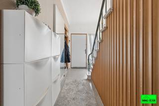 +++ Kleemputtenstraat 35, Liedekerke +++<br />
<p>Deze gedeeltelijk vernieuwde 2-gevelwoning geniet van een uitstekende ligging op wandelafstand van het station en in de onmiddellijke nabijheid van scholen, winkels en openbaar vervoer. Bij het betreden van de woning komt u in de inkomhal met gastentoilet. Vervolgens bereikt u de <strong>ruime en lichtrijke leefruimte</strong> en de<strong> volledig aparte, geïnstalleerde leefkeuken</strong>. Vanuit de keuken heeft u toegang tot de afgesloten tuin met aangenaam terras, ideaal om in alle rust van het buitenleven te genieten. Op de verdiepingen bevinden zich <strong>2 volwaardige slaapkamers</strong> en een <strong>3de slaapkamer/studio</strong> met eigen douchekamer en kitchenette, wat tal van mogelijkheden biedt voor een inwonend familielid, een zelfstandige activiteit of een tienerkamer. Daarnaast beschikt de woning over een <strong>polyvalente ruimte</strong> die volledig werd ingericht als tweede leefruimte, perfect als tv-kamer, bureau, hobbyruimte of speelkamer. De woning beschikt in totaal over <strong>3 badkamers/douchekamers. </strong>Een extra troef is de <strong>inpandige garage,</strong> die niet alleen plaats biedt voor uw wagen, maar ook extra bergruimte voorziet. Een veelzijdige woning met veel ruimte en tal van mogelijkheden, ideaal voor gezinnen, thuiswerkers of wie op zoek is naar een flexibele woonoplossing.Interesse in een bezoek?<br />Contacteer ons via <strong>0478/05.90.69</strong> of <strong>info@immoteam.be</strong>.</p>