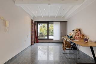 Indeling: Gelijkvloers: - inkom met trappenhal- Inpandige garage- Berging met ingemaakte kasten- Keuken- Tweede inkom met aansluiting voor wasmachine en droogkas- Badkamer met inloopdoucheVerdieping 1:- Leefruimte - Zuid-West gericht terras (32m²)Verdieping 2:- nachthal - slaapkamer 1 (10m²)- slaapkamer 2 (16m²)Troeven :- inkom langs beide kansen- Ruime inpandige garage- gunstig EPC : 188 kWh/m² per jaar (B-label)Locatie: Dit appartement staat te koop in Boom en is gelegen vlakbij de Grote Markt. Winkels en diensten bevinden zich op wandelafstand alsook openbaar vervoer. Via de A12 en E19 heeft u tevens een goede en snelle verbinding naar Antwerpen, Mechelen, Lier en Brussel.Bent u geïnteresseerd in dit vastgoed te koop in 2850 Boom? Aarzel dan niet om contact met ons op te nemen.Wenst u uw eigendom ook te koop of te huur te stellen? Steeds tot uw dienst om u verder te helpen met al uw vragen over vastgoed!