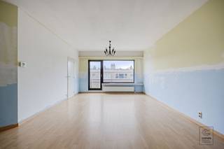 En entrant dans cet appartement du deuxième étage, vous pénétrez dans un hall d'entrée bien entretenu avec des armoires encastrées pratiques...
