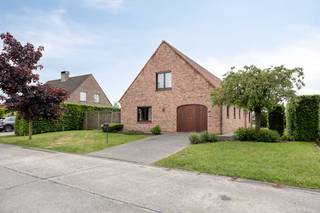 Deze ruime woning te koop in Waregem kan genieten van lichtrijke ruimtes, grondoppervlakte van ca. 853m² en ruime zolder met veel potentieel...