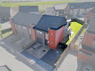 <p><strong><span>Instapklare, Ruime HOB MET 5 SLPK, Tuin én Garage!</span></strong><br /><br />Bent u op zoek naar <strong>een recente, ruime woning</strong> <strong>in een rustige en groene omgeving</strong>? Dan is deze <strong>prachtige halfopen bebouwing in Burst</strong>, deelgemeente van Erpe-Mere, precies wat u zoekt. <strong>Gelegen in een aangename woonwijk</strong> met alle nodige faciliteiten binnen handbereik, biedt deze woning <strong>een ideale combinatie van comfort, ruimte en bereikbaarheid</strong>.</p>
<p>Bij het betreden van de woning komt u in <strong>een riante inkomhal met apart gastentoilet </strong>en voldoende plaats voor een vestiaire. Van hieruit wordt u geleid naar de <strong>bijzonder lichtrijke leefruimte</strong>, waar <strong>grote raampartijen</strong> zorgen voor <strong>een prachtig zicht op het terras en de zonnige, ruime tuin.</strong></p>
<p>De leefruimte sluit naadloos aan op de <strong>open, volledig geïnstalleerde keuken</strong>. Aansluitend bevindt zich <strong>een praktische berging </strong>met aansluiting voor wasmachine en droogkast. Via deze berging bereikt u de <strong>inpandige garage met sectionaalpoort</strong> – <strong>een doordachte en functionele indeling</strong> die het dagelijks comfort aanzienlijk verhoogt.</p>
<p>Op de eerste verdieping bevinden zich <strong>drie volwaardige slaapkamers</strong> en <strong>een verzorgde badkamer</strong>, uitgerust met een dubbele lavabo, toilet en ligbad.</p>
<p>De <strong>zolderverdieping, bereikbaar via een vaste trap</strong> en volledig afgewerkt, biedt plaats aan nog <strong>twee extra, gezellige slaapkamers</strong> – ideaal voor een groot gezin, hobbyruimte of thuiskantoor.</p>
<p>Achteraan de woning geniet u van <strong>een grote, volledig omheinde en zonnige tuin met twee tuinbergingen</strong>. Het <strong>aangelegde terras</strong> vormt de perfecte plek om te ontspannen en te genieten van het buitenleven.</p>
<p>Vooraan de woning zijn er bovendien <strong>twee privatieve staanplaatsen</strong>. Dankzij de handige zijtoegang is zowel de woning als de tuin ook langs de zijkant bereikbaar.</p>
<p><strong>Kortom: een perfect ingedeelde, recente woning met veel ruimte, licht en comfort op een toplocatie!<br /><br /></strong>Voor meer info en/of een bezoek, contacteer uw vastgoedkantoor KURTIMMO via info@kurtimmo.be OF 0476/076993!</p>