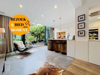 <span>Verkoopsconcept BEZOEK- en BIEDMOMENT</span><br />Meer uitleg hierover vind je onderaan de tekst (of op onze website www.dehuisleverancier.be).<br /><br />Sommige woningen voelen meteen goed aan. Konijnenveld 59 gelegen in een rustig woonerf is er zo één. Hier vormen licht, ruimte en een prachtige tuin samen het decor voor jarenlang woonplezier.<br /><br />Op het gelijkvloers steelt de leefruimte moeiteloos de show. Dankzij de grote raampartijen vloeien binnen en buiten naadloos in elkaar over en geniet u elke dag van een schitterend zicht op de tuin. Of het nu gaat om een zonnige ontbijtochtend, een gezellige barbecue of een rustige avond met een glas wijn, deze buitenruimte wordt ongetwijfeld uw favoriete plek.<br /><br />Ook de keuken mag gezien worden. Deze hyper-geïnstalleerde ruimte combineert een strak design met alle comfort die een moderne kok zich kan wensen. Koken wordt hier al snel meer dan een dagelijkse bezigheid.<br /><br />Op de eerste verdieping wachten twee comfortabele slaapkamers, een verzorgde badkamer en een praktische wasruimte. Nog een trapje hoger vindt u een gezellige zolderkamer die zich perfect leent als extra slaapkamer, thuisbureau, hobbyruimte of een plek waar kinderen hun eigen wereld kunnen creëren.<br /><br />Konijnenveld 59 is zo'n woning die blijft verrassen: ruim waar het moet, gezellig waar het kan en met een tuin die elk seizoen opnieuw charme uitstraalt. Een plek waar thuiskomen elke dag een beetje als vakantie voelt. Want mensen besteden duizenden euro's aan verre bestemmingen, terwijl geluk soms gewoon achter een grote schuifdeur in de tuin ligt.<br /><br />EPC : 172 kWh/m<sup>2</sup> (Label B)<br />Stedenbouwkundige inlichtingen in aanvraag<br />Waterinfo : P-Score = B, G-Score = B<br /><br />Dit is niet wat je zoekt ? Al gehoord van AANKOOPBEGELEIDING ? Wij zoeken, bezoeken en onderhandelen mee met jou voor eigendommen die worden aangeboden door particulieren, andere makelaars of eigendommen die zelfs (nog) niet te koop staan?<br />Vraag meer informatie over aankoopbegeleiding via welkom@dehuisleverancier.be of 0489/069.000<br /><br />de Huisleverancier : Persoonlijk, voor iedereen Service, Kwaliteit en Vertrouwen !<br /><br />Verkoopsconcept BEZOEK- en BIEDMOMENT<br /><span>Bezoeken zijn mogelijk op zaterdag 11 juli van 12u00 tot 18u00.</span><br /><br />De verkoop sluit af op het BIEDmoment, woensdag 15 juli 2026 om 12u00, dan worden de enveloppes met biedingen geopend. Het volledig reglement van het Bezoek- en Biedmoment krijg je bij een bezoek ter plaatse.<br /><br />Opgelet, de aangegeven prijs is een richtprijs en je kan deze woonst enkel op afspraak bezoeken (mail via welkom@dehuisleverancier.be of bellen/sms/whatsapp op het telefoonnummer 0489/069.000 of rechtstreeks via website www.dehuisleverancier.be).<br /><br />