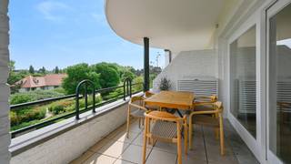 <strong>Schitterend gerenoveerde appartement in het exclusieve domein Tennis Gardens, ideaal gelegen op wandelafstand van de zee, het Zwin en de prestigieuze Royal Zoute Tennis Club. Een unieke combinatie van rust, comfort en topligging in het Zoute.</strong><br /><br />Indeling: Via de ruime inkomhal met vestiaire en gastentoilet betreedt u een lichtrijke leefruimte met grote raampartijen die uitgeven op een zuidgericht terras – de perfecte plek om in alle rust van de zon en het open uitzicht te genieten.<br />De volledig uitgeruste open keuken sluit naadloos aan op de woonkamer en is voorzien van alle hedendaagse comfort.<br />De hoofdslaapkamer beschikt over ingebouwde kasten, een ensuite badkamer met inloopdouche, lavabomeubel en toilet, én een eigen terras. De tweede slaapkamer is eveneens uitgerust met maatkasten en heeft een aparte douchekamer.<br /><br />Ruime private kelder inbegrepen en mogelijkheid tot aankoop van een autostaanplaats in de residentie<br /><br />EPC: 202 kWh/m²/jaar