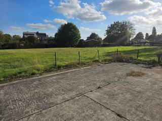 Zeer rustig gelegen bouwgrond voor het bouwen van een open bebouwing. Ligging op het einde van een doodlopende straat.