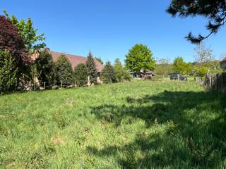 <p>Bent u op zoek naar een locatie met grote tuin en/of weide voor uw dier? Ziet u op tegen verbouwingswerken? Mis deze kans niet!</p>
<p>Op dit ZUIDGERICHT perceel bouwgrond met AANPALENDE WEIDE kunt uw eigen droomwoning laten ontwerpen.</p>
<p>De ligging in “Woongebied met landelijk karakter” vat alles samen. Aan de voorzijde geniet u van het comfort dat alle nutsvoorzieningen in de straat aanwezig zijn. Vanuit de te bouwen woning en tuin geniet u van een adembenemend open zicht over de velden (agrarisch gebied). U waant er zich in de wijdse natuur en u bent slechts een steenworp verwijderd van alle mogelijke winkels te Maldegem.</p>
<p>Daarnaast is er een vlotte verbinding met Brugge, de kust, de N49 en de E40 via Aalter.</p>
<p>Contacteer Bonne Vastgoed 7 op 7 voor meer info of bezoek via 0468104040 of info@bonnevastgoed.be</p>