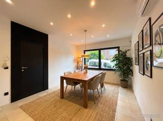 <p><span>NIEUWSTRAAT 120, 2840 TERHAGEN</span></p><p><span>Woning met zij-ingang en terras!</span></p><p><span> </span></p><p><span>Deze woning is gelegen nabij het centrum van Terhagen met in de directe omgeving scholen en een supermarkt.</span></p><p><span>De verbinding is ideaal, zowel naar E19 als naar de A12 toe.</span></p><p><span> </span></p><p><span>De woning zelf recent gerenoveerd goed onderhouden en heeft een leuke tuin met tuin berging. De tuin en tuinberging zijn bereikbaar via een zij-ingang!</span></p><p><span> </span></p><p><span>De woning omvat op het gelijkvloers: een inkomhal, leefruimte, lichtrijke keuken, badkamer en een tuin met berging.</span></p><p><span>Er is een aparte ingang die rechtstreeks naar de tuin en tuinberging gaat. deaal voor fietsen en afval!</span></p><p><span>Op Verd. +1: twee ruime slaapkamers waarvan de grootste met dressing.</span></p><p><span>Op Verd. +2: Een zolderkamer met berging. Hier is er de mogelijkheid om op te delen in twee slaapkamers.</span></p><p><span> </span></p><p><span>De condenserende gasketel is nieuw van 2022!</span></p><p><span>Er zijn zonnepanelen (2.700 Wp) in combinatie met airco.</span></p><p><span>De woning wordt overgedragen met conforme elektriciteit (!)</span></p><p><span> </span></p><p><span>Voor een bezoek of meer info: 03 888 44 01 of info@immodillen.be</span></p><p><span> </span></p>