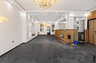 Handelshuis met zichtbaarheid, ruimte en mogelijkheden!Met 264 m² commerciële ruimte, een 110 m² duplex appartement en een terras van 40 m² is dit...