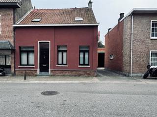 Deze halfopen bebouwing met opslagruimtes en/of garages is gelegen in het centrum van Vrasene en zeer goed bereikbaar vanaf de E34, E17 en...