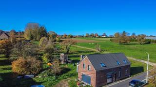 Een ruime (334m²) eengezinswoning met maar liefst 6 slaapkamers, dubbele garage, rustig gelegen in een landelijke en groene omgeving. Op...