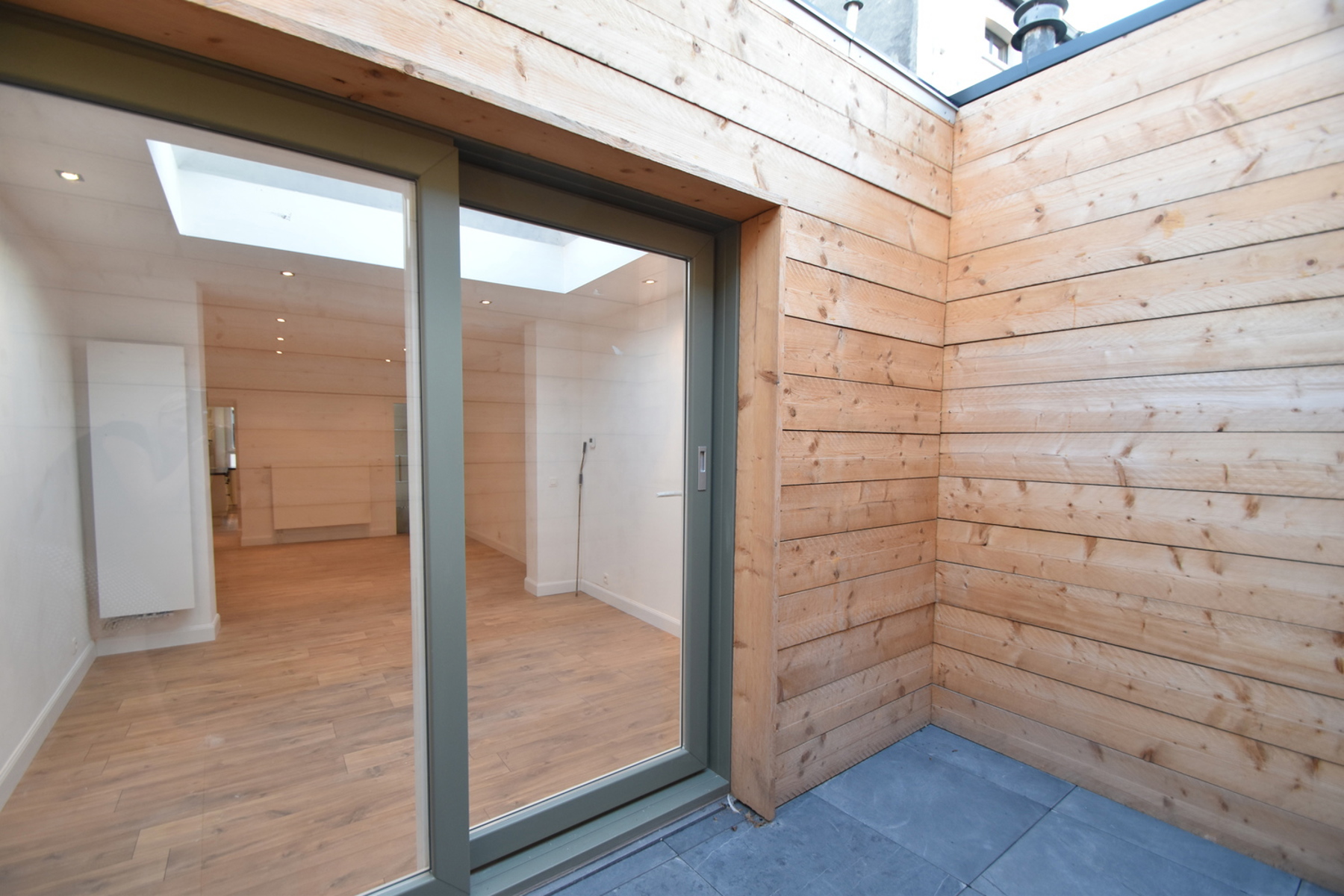 Recente woning met 3 slaapkamers, ruime badkamer en koertje  - foto 3